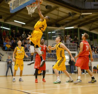 Royals-Herren gewinnen ihr erstes Spiel